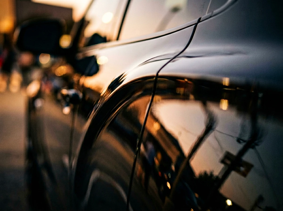 Détail de carrosserie après polissage, reflet parfait sur peinture noire